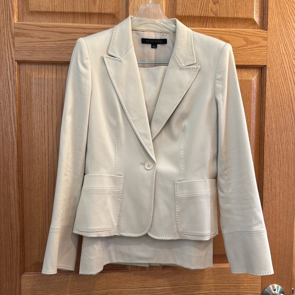 Anne Klein Cream Skirt Suit. Women's size 6.